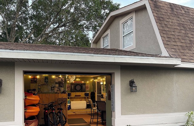Entire Guest house with private entrance and private backyard space.