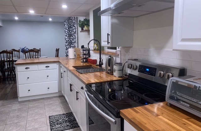 Entire guest suite w/kitchen 2 Bedrooms 3 Beds