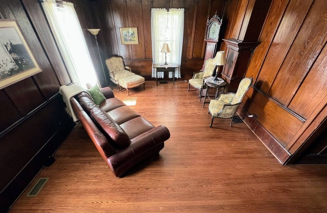 Entire Historic Inn 7 bedroom/6 bath Eco-friendly