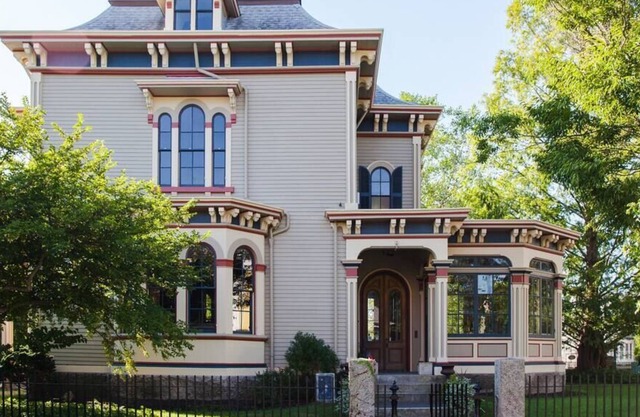 Entire Historic Melville Mansion Near Ferry