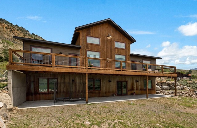 Entire home 10 minutes from Yellowstone North Entrance! Views to Devil’s Slide