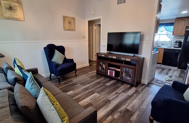 Entire Home 3BR 1BA in St. Pete, FL - Sleeps 6 Spacious Private Backyard