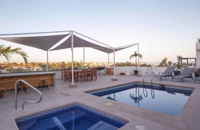 Entire Home 6 Beds Sleeps 10 Pool Jacuzzi and Gym
