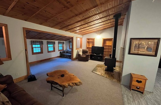 Entire Home/Cabin - Cozy Cottage Vibes with Fire Pit, Full Kitchen & Garden