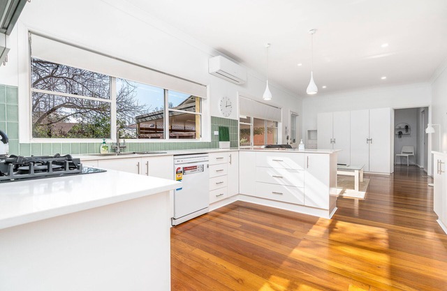 Entire home close to restaurants and tourist attractions in inner South Canberra