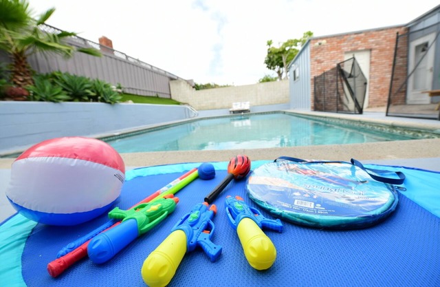 Entire home, Pool, Free Parking, WiFi, Pets are allowed