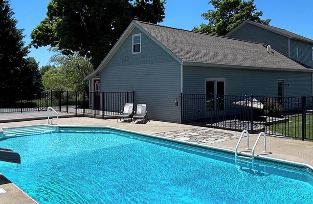 Entire Home,Quiet & Spacious with Swimming Pool, 9 minutes from Lake Michigan