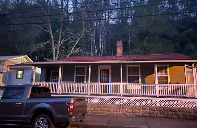 Entire house 2 bedrooms with washer&dryer,Main Street,Sutton,Street parking,wifi