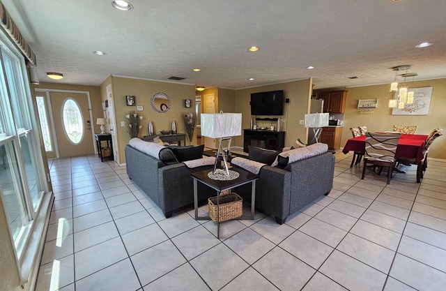 ENTIRE HOUSE 3/2 GREAT FOR FAMILY n