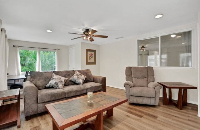 Entire house in Avondale, walking distance to shops