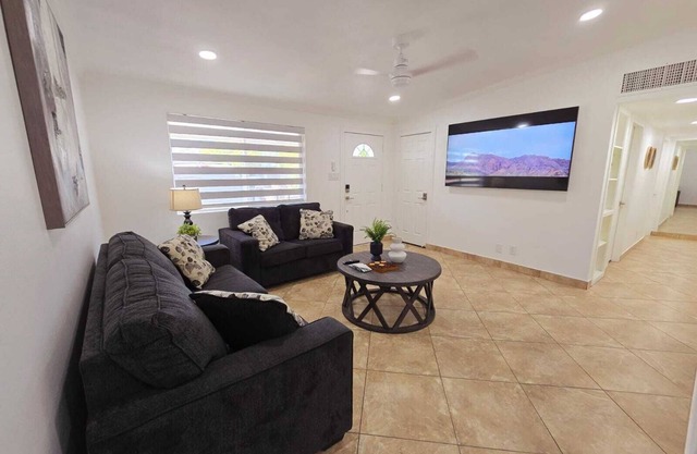 Entire house in central Yuma Az 4 bedroom with AC, WiFi. Enjoy relaxation
