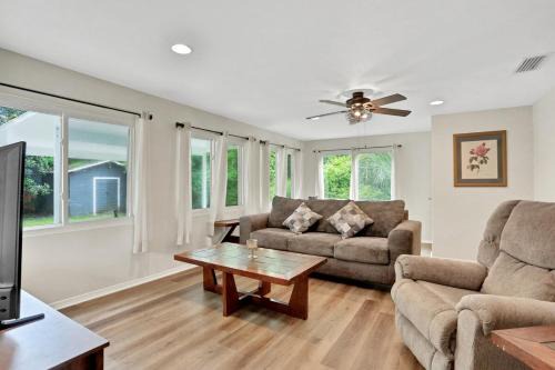 Entire house in Fairfax, walking distance to shops