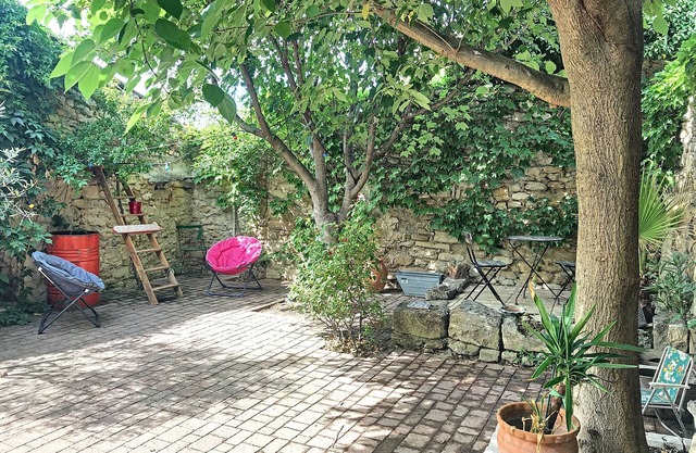 Entire house in the heart of GRIGNAN with garden