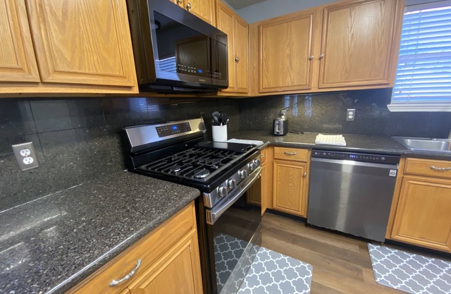 Entire house, near Bellaire, easy access to major highways.