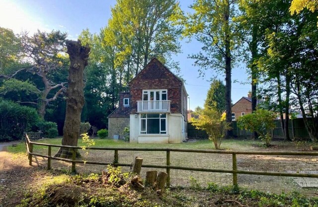 Entire House near Gatwick with free parking