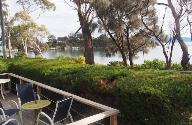 Entire house, waterfront oasis. 5 beds. Sleeps from 2 persons and up to 9.