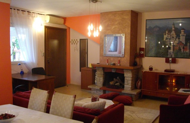 ENTIRE INDEPENDENT AP/NT"Sweet Home"inThes/niki.Fireplace,A/C,BBQ,Garden,Parking