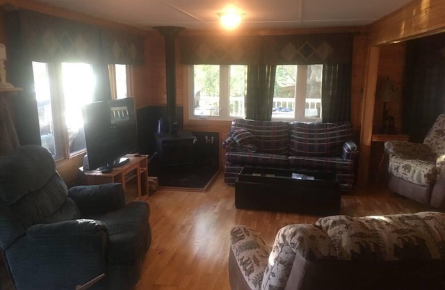 Entire Lakefront Family Cottage on Pine Lake