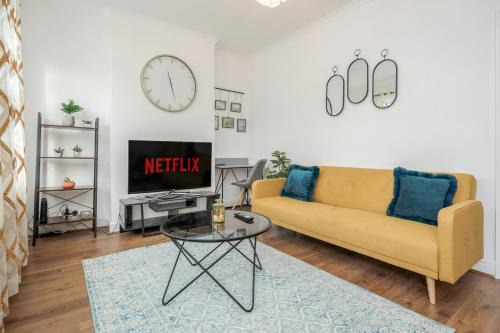 Entire Lovely family home with Parking, Wifi, Netflix, self check-in