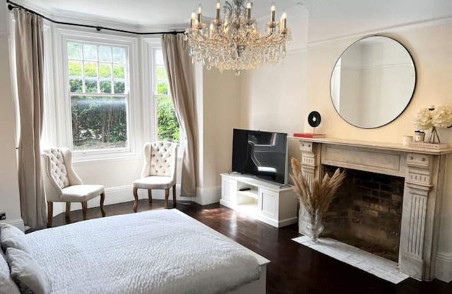 Entire Luxury apartment, 10mins from Cotswolds