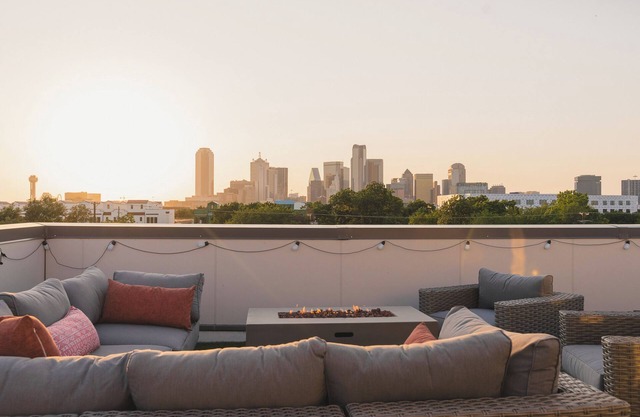 Entire Luxury Townhome w/Pooltable & Skyline view
