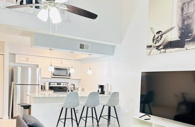 Entire Orlando House! 1.5 miles to UCF - quick access to Outlets, MCO
