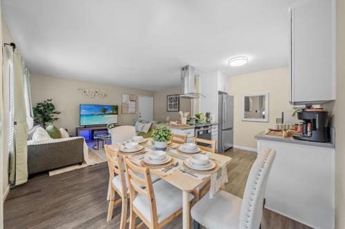 Entire Private 2-Bedroom Condo w Pool & Free Parking