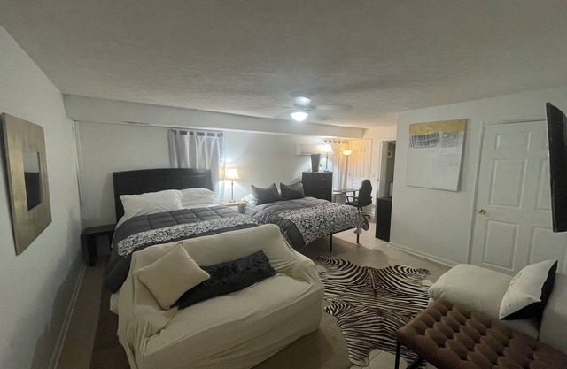 Entire Private Apartment, 2 Queens, Kitchen, Laundry Room, Large Dining Table