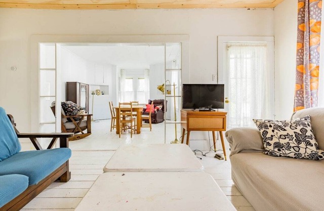 Entire Renovated Country House, Sleeps 7, Pets, Creek Across the Street