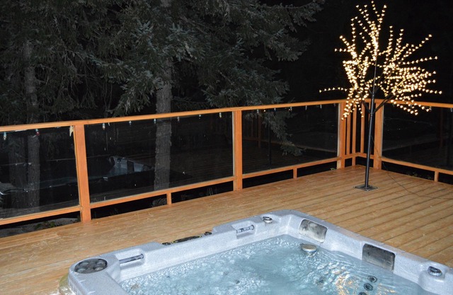 Entire room. Ocean, mountain view. Hot tub. Next to the Mount Maxwell park.