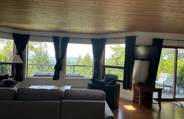 Entire Suite, Ocean, mountain view, hot tub, next to Mountain Maxwell park.