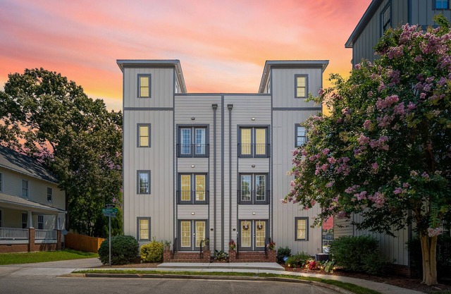 ENTIRE Townhouse w/Rooftop Access - 5 min walk to Downtown