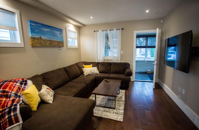 Entire Urban Farmhouse home 2 blocks off Broadway!
