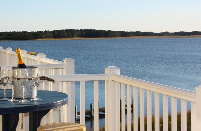 Entire Villa with Gorgeous Bay Views and 5 minute Walk to the Beach