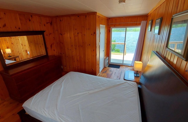 Entire Waterfront Resort - 3 Suites, 2 beaches, 2 docks, Sleeps up to 16