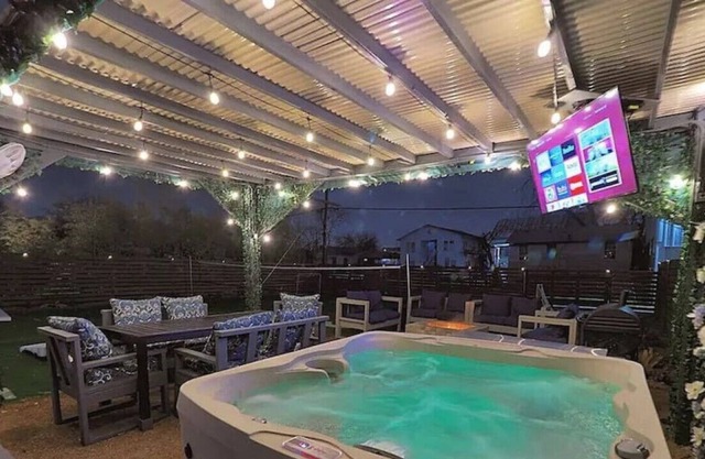 EPIC Backyard-Hot Tub-Near DWTN -Games-Sleeps 16