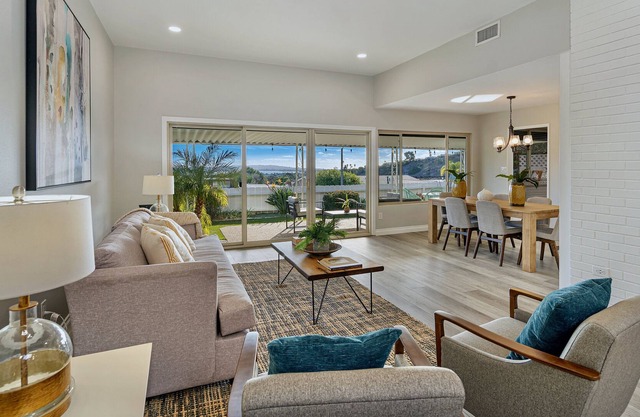 EPIC bay views close to beaches!!