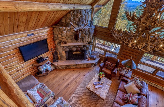 Epic Mountain Cabin on 5 Acres, Hot Tub, Fireplace, Wildlife, Near Amenities, 5 Minutes to Town!