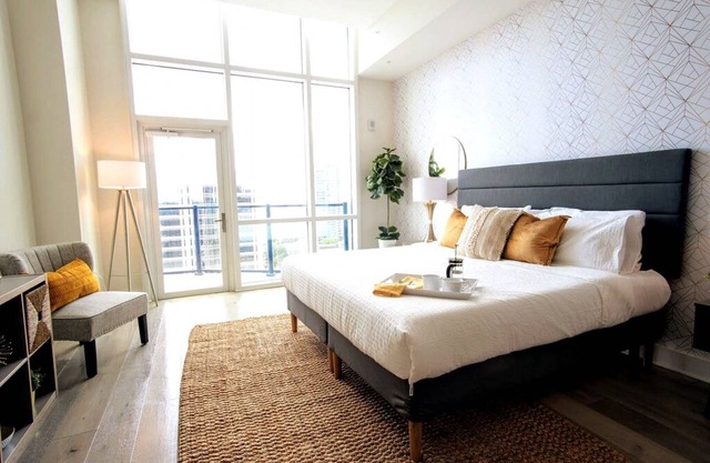 Epic Penthouse · Roof Top Gym & Pool · City Views & Balcony