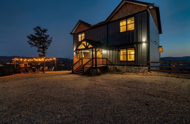 Epic View of Anakeesta! Sleeps 18! Sauna! Theatre!