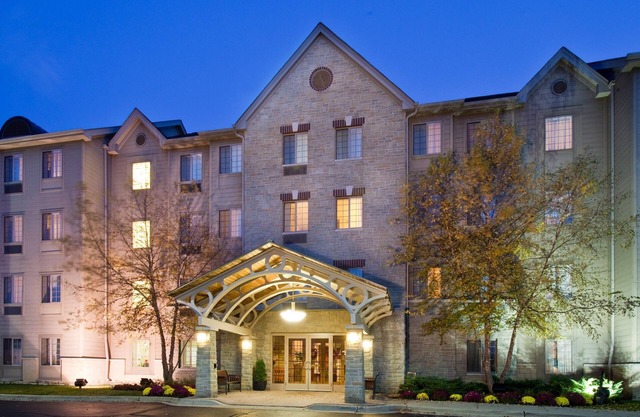 Equipped Suite Near the Heart of Chicago | Complimentary Breakfast