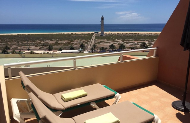 Cozy and romantic apartment overlooking the beach, terrace, Wifi