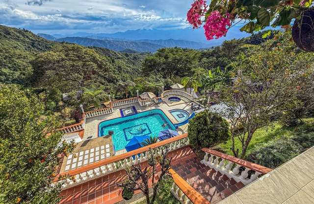 Escápate a una Finca acogedora en San Jerónimo con piscina, jacuzzi y más.