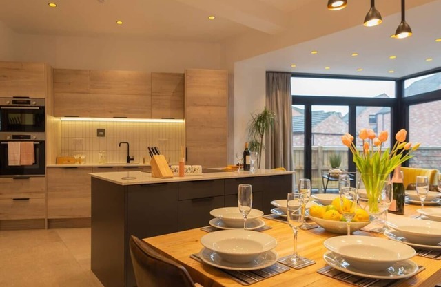 Escape 2 Unwind At The Parade, Accommodates 10
