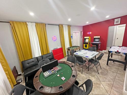 Escape GameRoom, BAR, BBQ, Spacious,KING Bed, All Luxury mattresses, Near Beach, 6 blocks away from Bars, Nite Clubs, Res, Shops