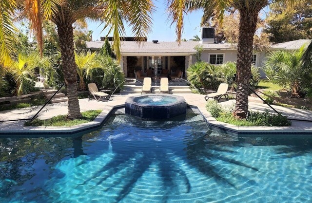 🌴 Escape in a private pool, jacuzzi, bbq, koi pond, garden, best outdoor area!