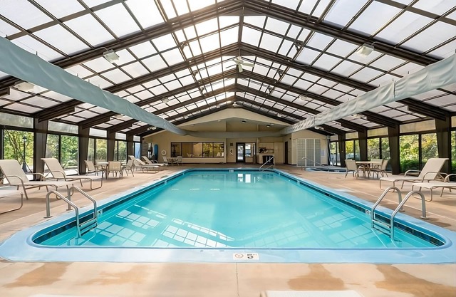 Escape in French Lick | 2 Villas with Kitchen, Balcony, & Indoor Pool