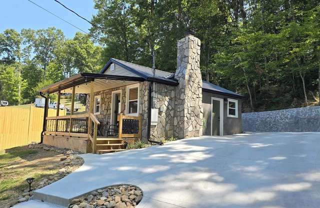 Escape reality at Douglas lake, HOT TUB, fire pit, Lake views. Couples Retreat.