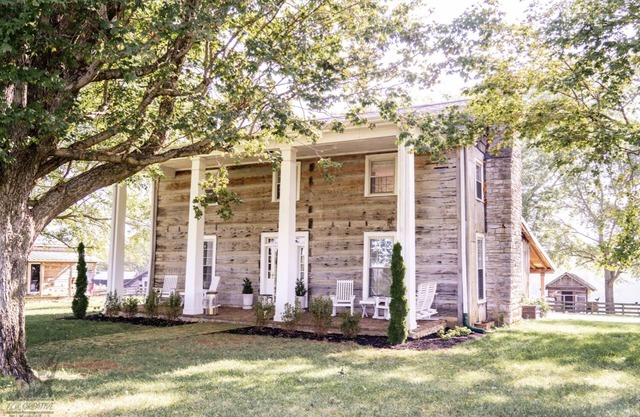 Escape to 1800 charm. 31ac Farm. Pond. Fire Pit.