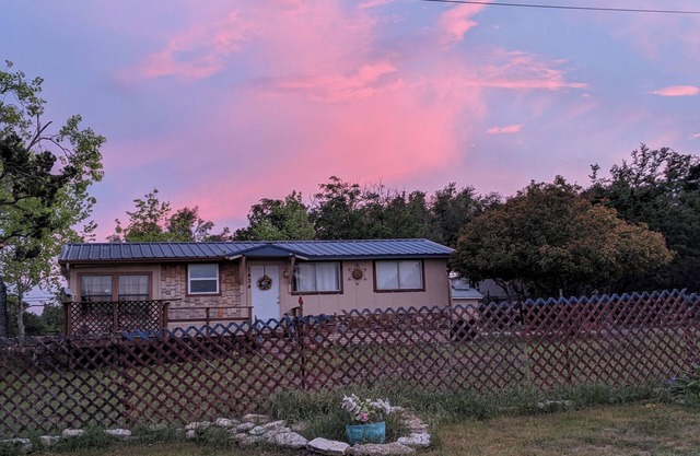 Escape to a Cute Cottage type 2/1 "BIG" Tiny Home in the heart of Canyon Lake.